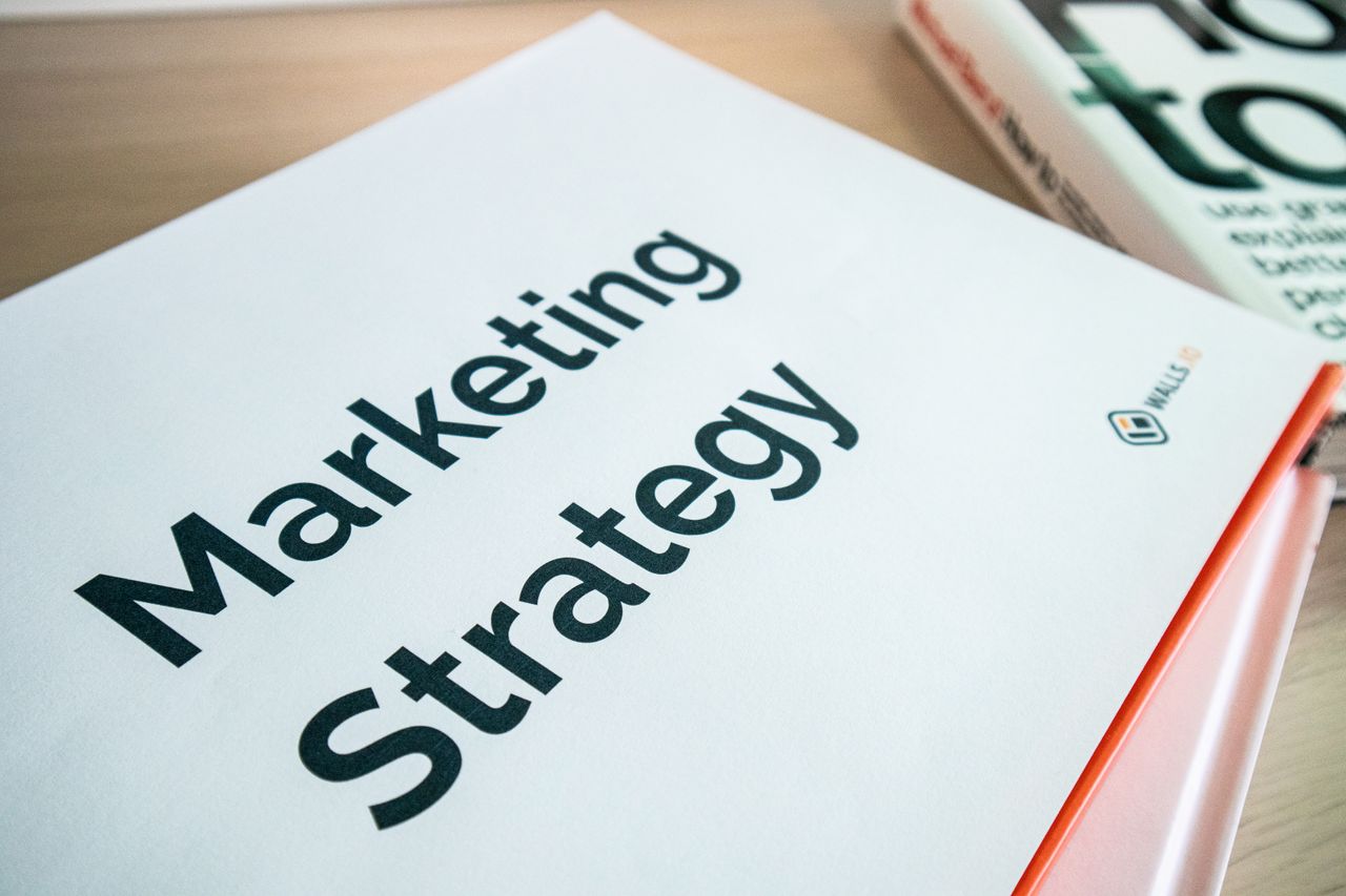 Vue rapprochée d’un document de stratégie marketing posé sur un bureau, idéal pour un contenu d’entreprise.